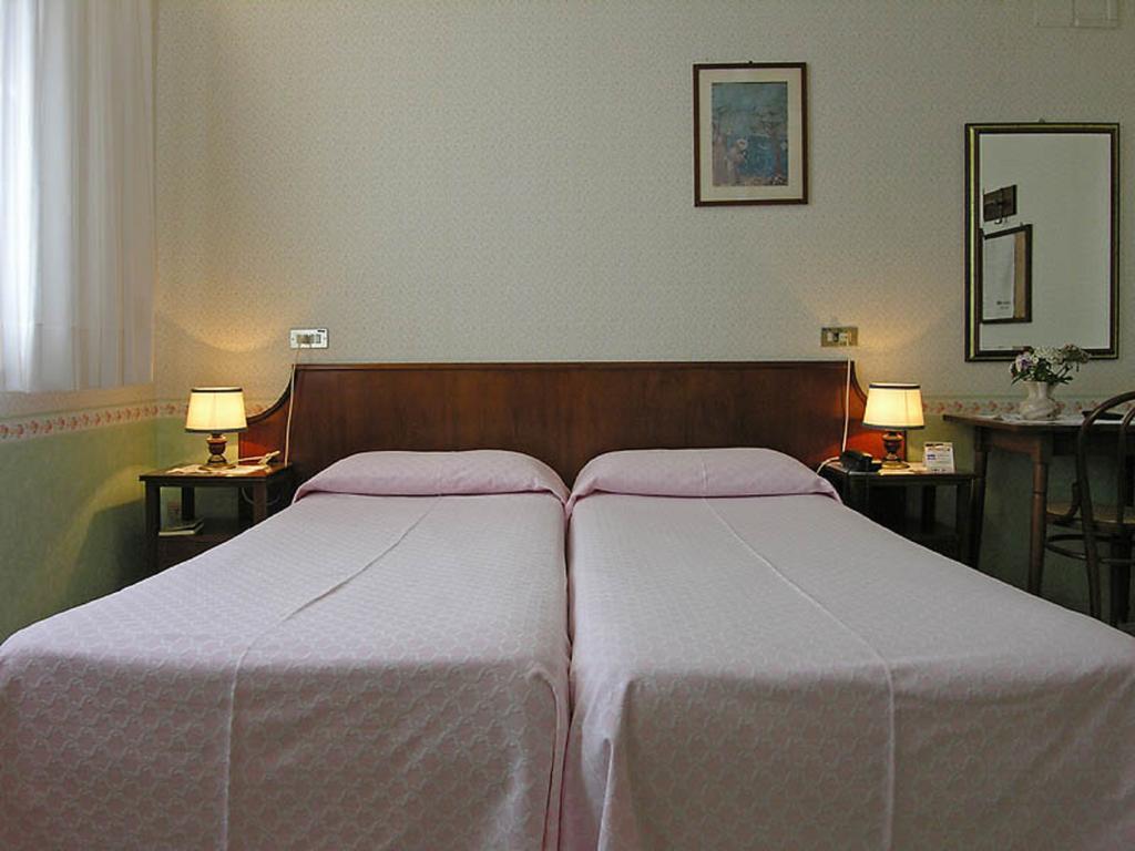 Hotel San Francesco アッシジ エクステリア 写真