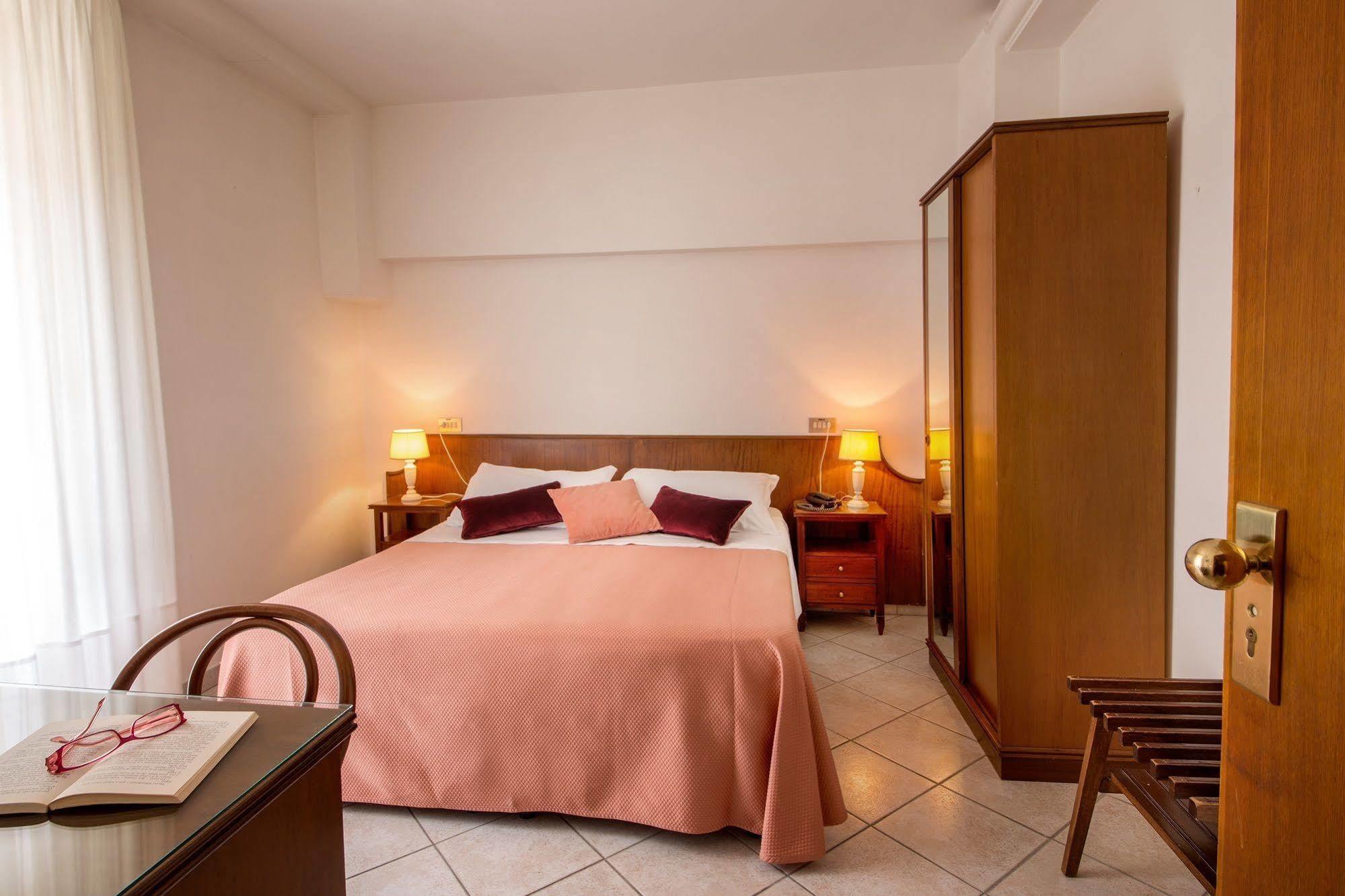 Hotel San Francesco アッシジ エクステリア 写真