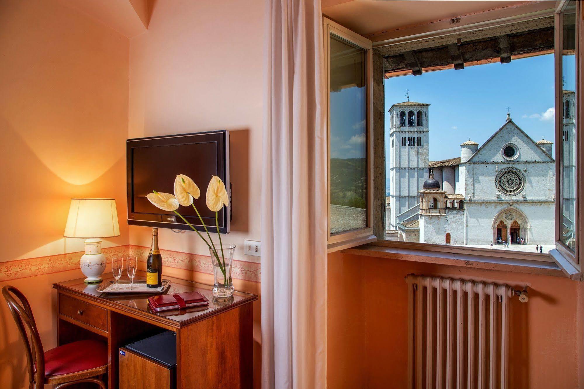 Hotel San Francesco アッシジ エクステリア 写真