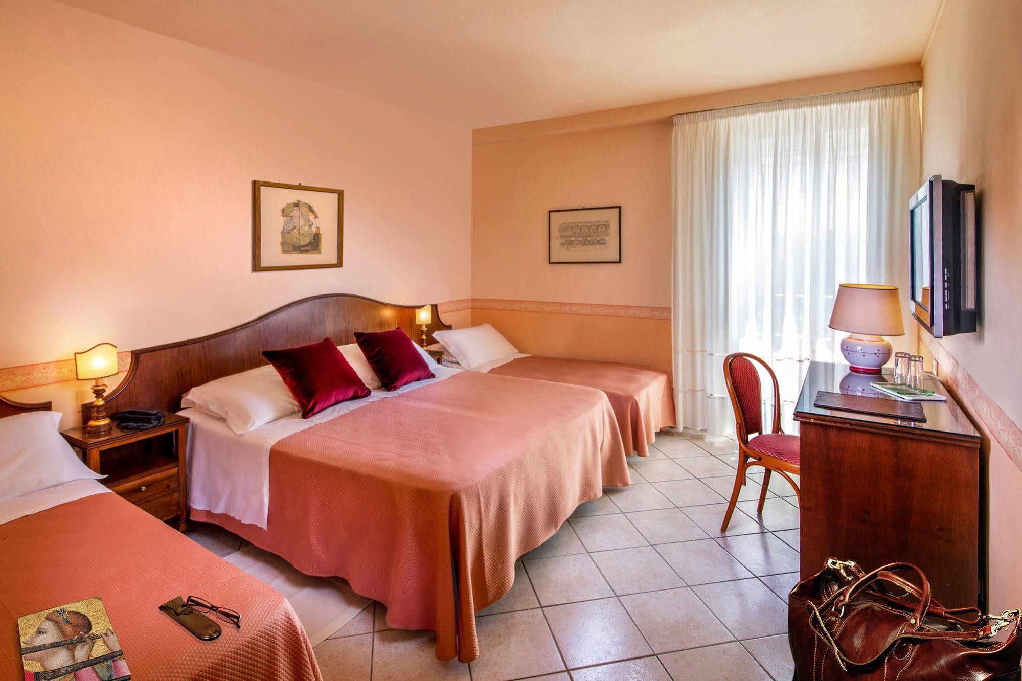Hotel San Francesco アッシジ エクステリア 写真