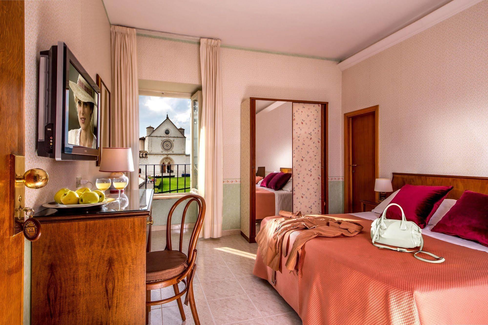 Hotel San Francesco アッシジ エクステリア 写真