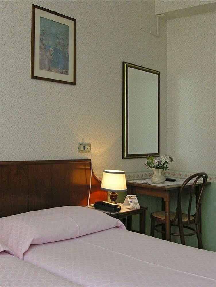 Hotel San Francesco アッシジ エクステリア 写真